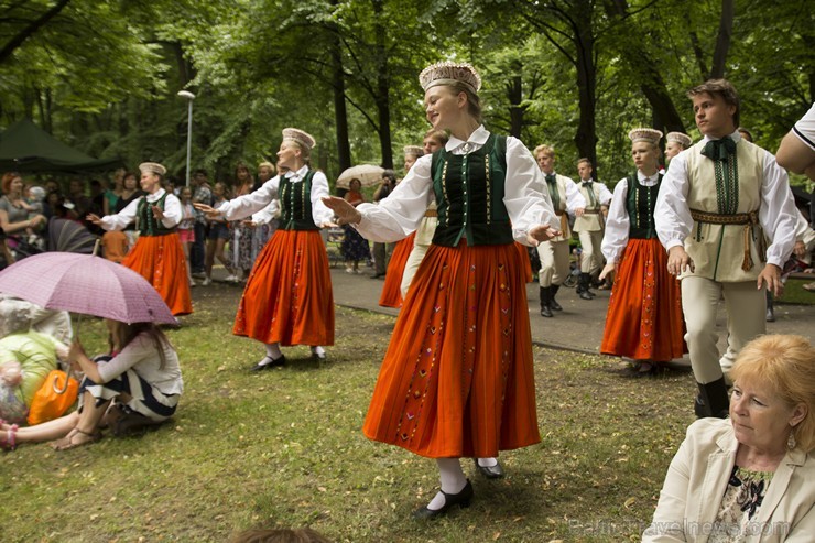 Viesturdārzā ieskandina XI Latvijas skolu jaunatnes dziesmu un deju svētkus 153194