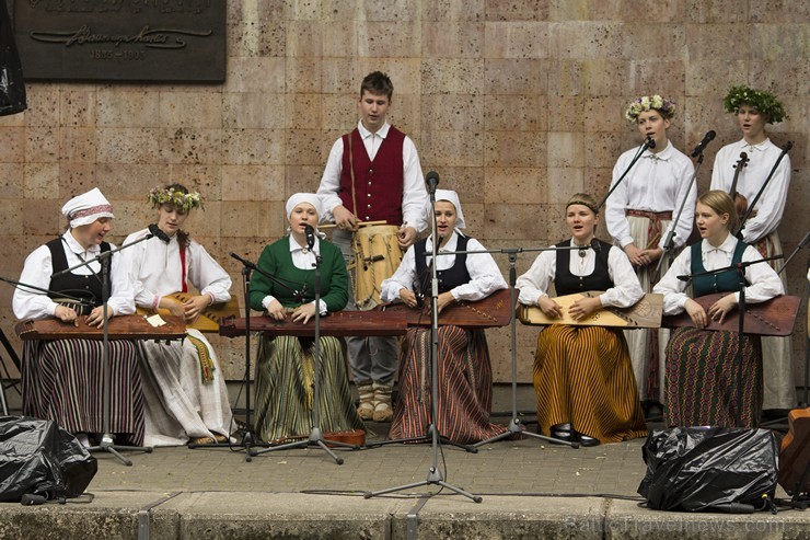 Viesturdārzā ieskandina XI Latvijas skolu jaunatnes dziesmu un deju svētkus 153198