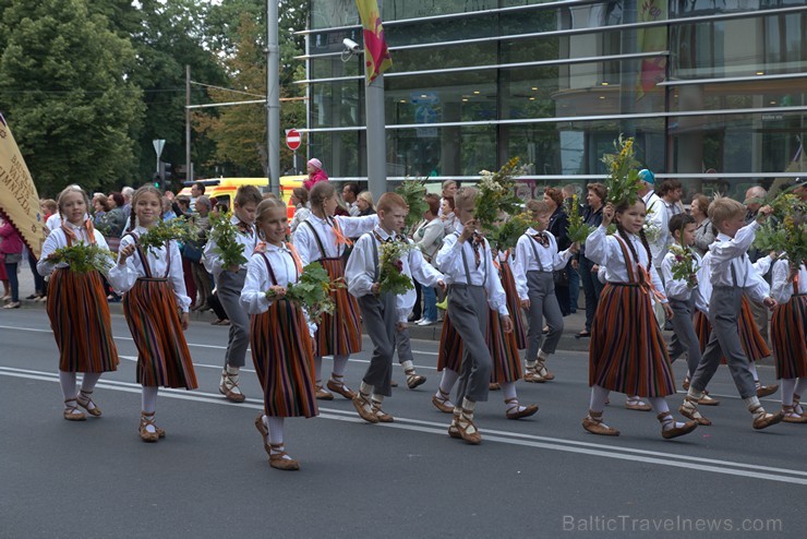 XI Latvijas skolu jaunatnes dziesmu un deju svētku gājiens - atrodi savu kolektīvu (4.daļa) 154233