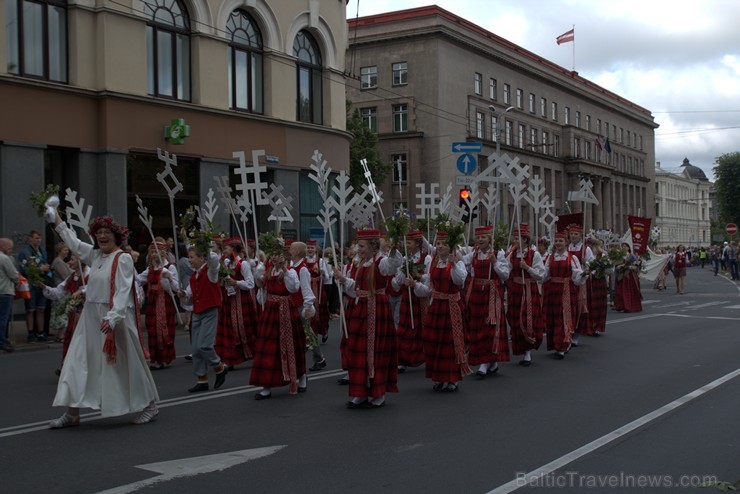 XI Latvijas skolu jaunatnes dziesmu un deju svētku gājiens - atrodi savu kolektīvu (4.daļa) 154279