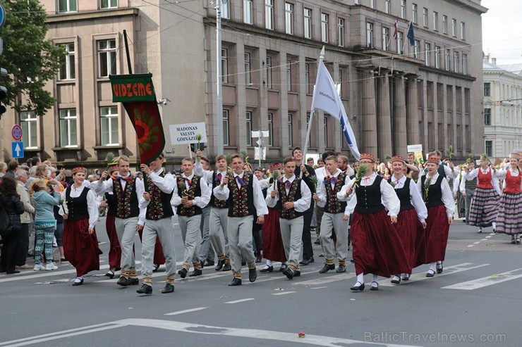 XI Latvijas skolu jaunatnes dziesmu un deju svētku gājiens - atrodi savu kolektīvu (5.daļa) 154323