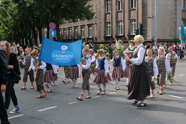 XI Latvijas skolu jaunatnes dziesmu un deju svētku gājiens - atrodi savu kolektīvu (6.daļa) 154416