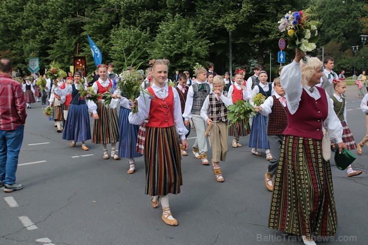 XI Latvijas skolu jaunatnes dziesmu un deju svētku gājiens - atrodi savu kolektīvu (6.daļa) 154440