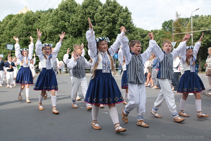 XI Latvijas skolu jaunatnes dziesmu un deju svētku gājiens - atrodi savu kolektīvu (7.daļa) 154541