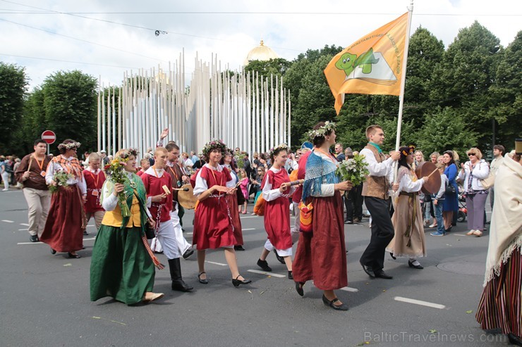 XI Latvijas skolu jaunatnes dziesmu un deju svētku gājiens - atrodi savu kolektīvu (8.daļa) 154637