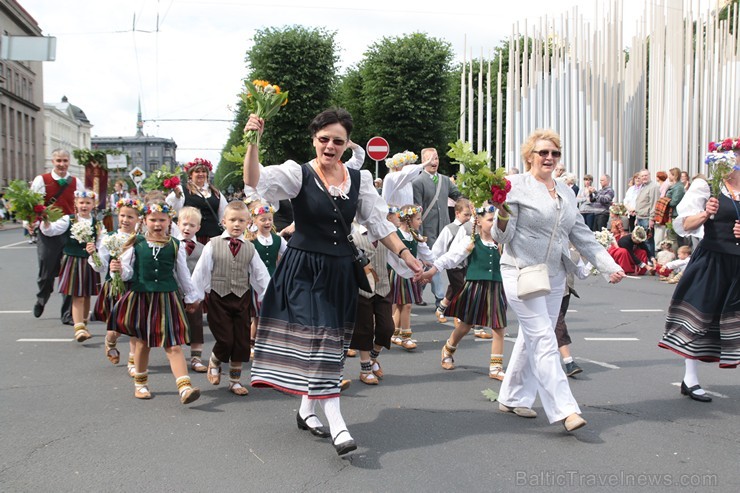 XI Latvijas skolu jaunatnes dziesmu un deju svētku gājiens - atrodi savu kolektīvu (8.daļa) 154640