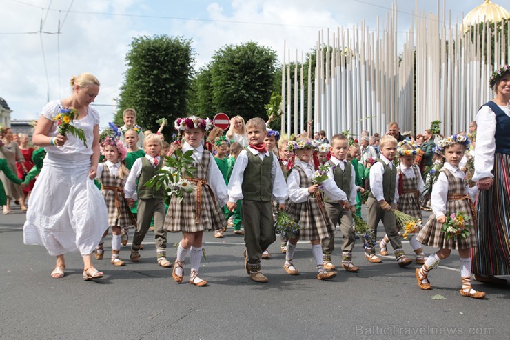 XI Latvijas skolu jaunatnes dziesmu un deju svētku gājiens - atrodi savu kolektīvu (8.daļa) 154663