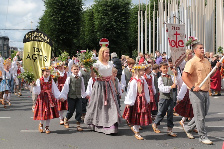 XI Latvijas skolu jaunatnes dziesmu un deju svētku gājiens - atrodi savu kolektīvu (8.daļa) 154708