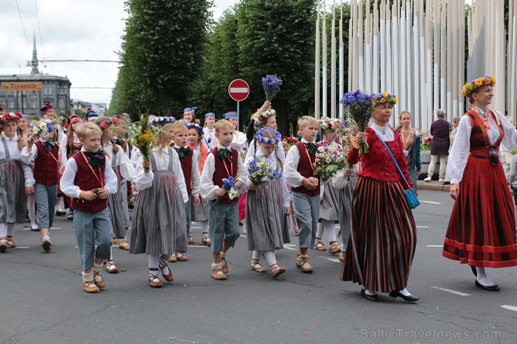 XI Latvijas skolu jaunatnes dziesmu un deju svētku gājiens - atrodi savu kolektīvu (9.daļa) 154745