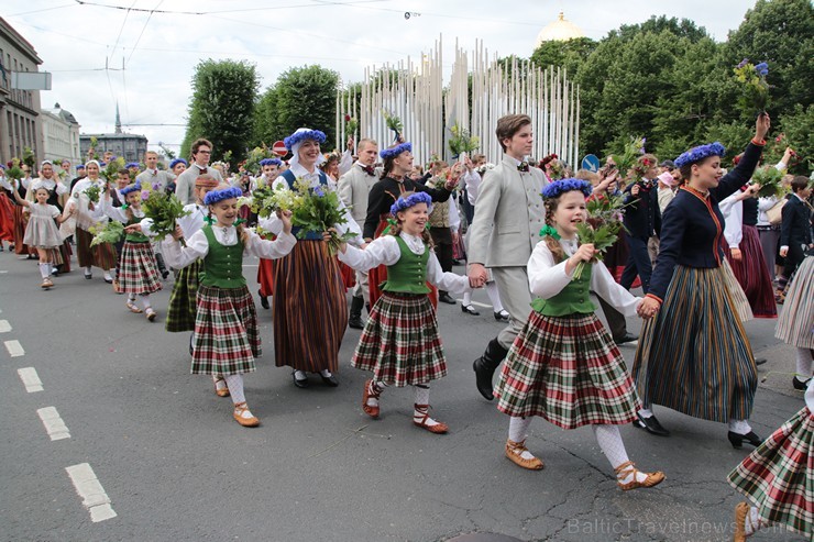 XI Latvijas skolu jaunatnes dziesmu un deju svētku gājiens - atrodi savu kolektīvu (9.daļa) 154773