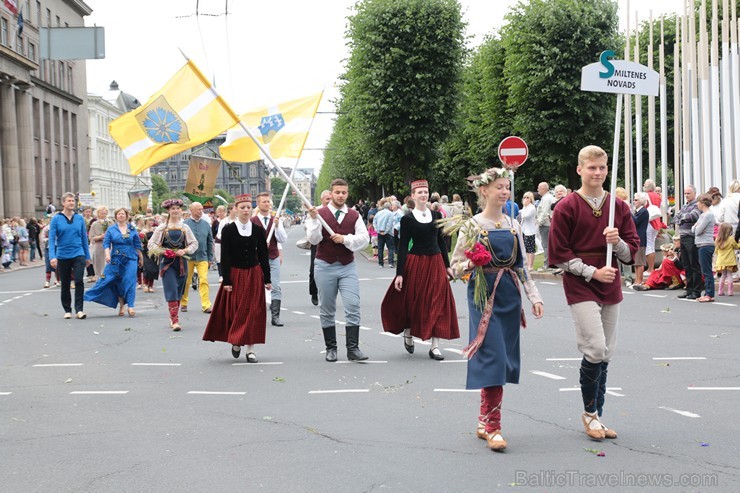 XI Latvijas skolu jaunatnes dziesmu un deju svētku gājiens - atrodi savu kolektīvu (9.daļa) 154816