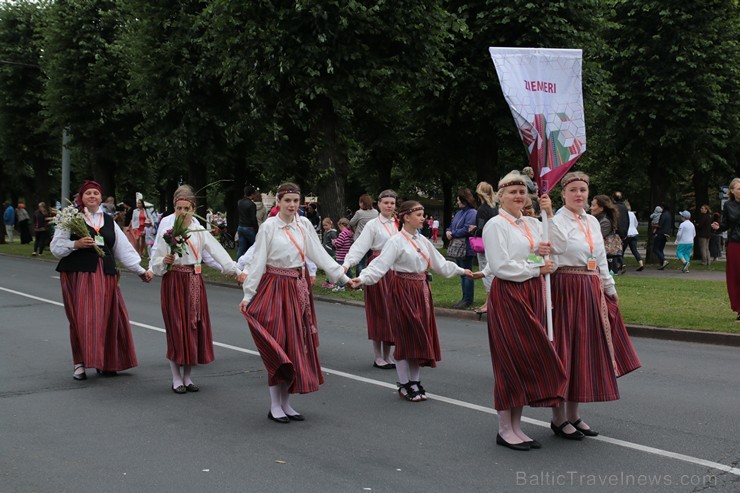 XI Latvijas skolu jaunatnes dziesmu un deju svētku gājiens - atrodi savu kolektīvu (10.daļa) 154901