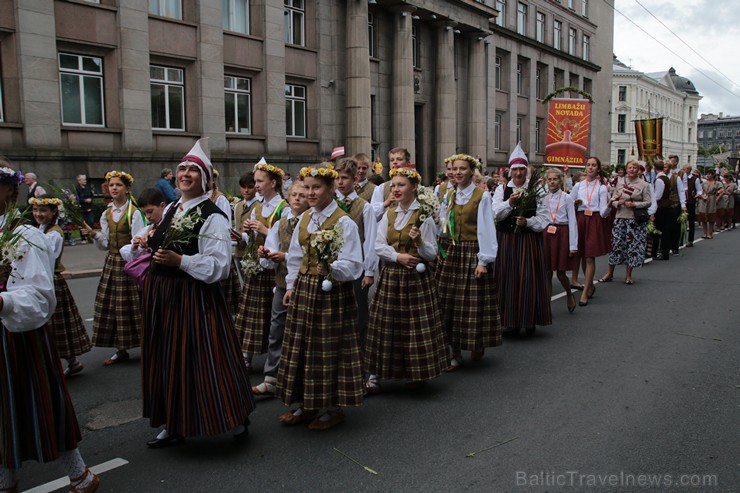 XI Latvijas skolu jaunatnes dziesmu un deju svētku gājiens - atrodi savu kolektīvu 11.daļa) 154946