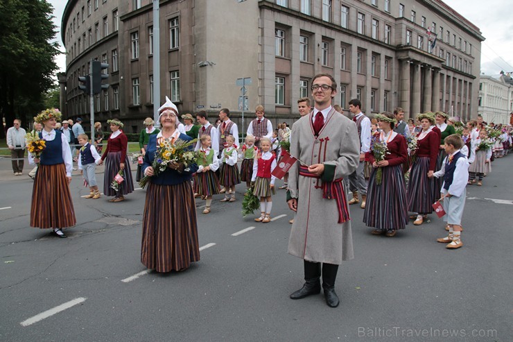 XI Latvijas skolu jaunatnes dziesmu un deju svētku gājiens - atrodi savu kolektīvu 11.daļa) 154960