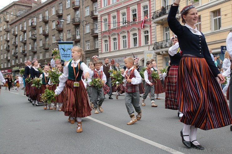 XI Latvijas skolu jaunatnes dziesmu un deju svētku gājiens - atrodi savu kolektīvu (14.daļa) 155265