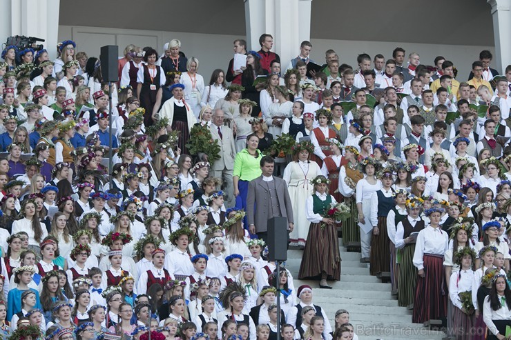 XI Latvijas skolu jaunatnes dziesmu un deju svētku noslēguma koncerts uzlādē latvisko garu 155338