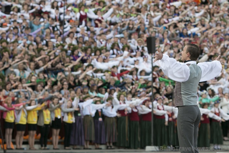 XI Latvijas skolu jaunatnes dziesmu un deju svētku noslēguma koncerts uzlādē latvisko garu 155378