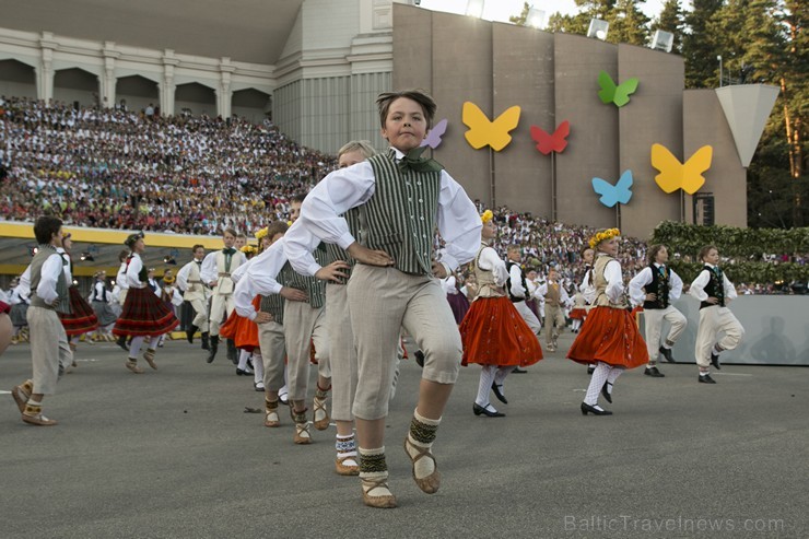 XI Latvijas skolu jaunatnes dziesmu un deju svētku noslēguma koncerts uzlādē latvisko garu 155385