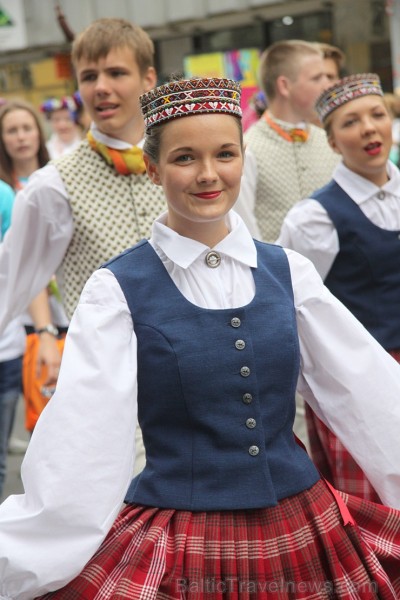 Travelnews.lv uzķer fotomirkļus skolu jaunatnes dziesmu un deju svētku gājienā 155494