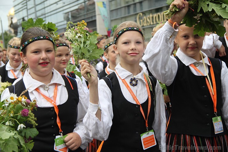 Travelnews.lv uzķer fotomirkļus skolu jaunatnes dziesmu un deju svētku gājienā 155534