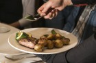 WorlsSkills konkursanti restorānā «Kaļķu vārti» apgūst nepieciešamās prasmes 15
