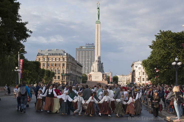 Starptautiskā folkloras festivāla «Baltica 2015» dančus izdejo pie Brīvības pieminekļa 155734