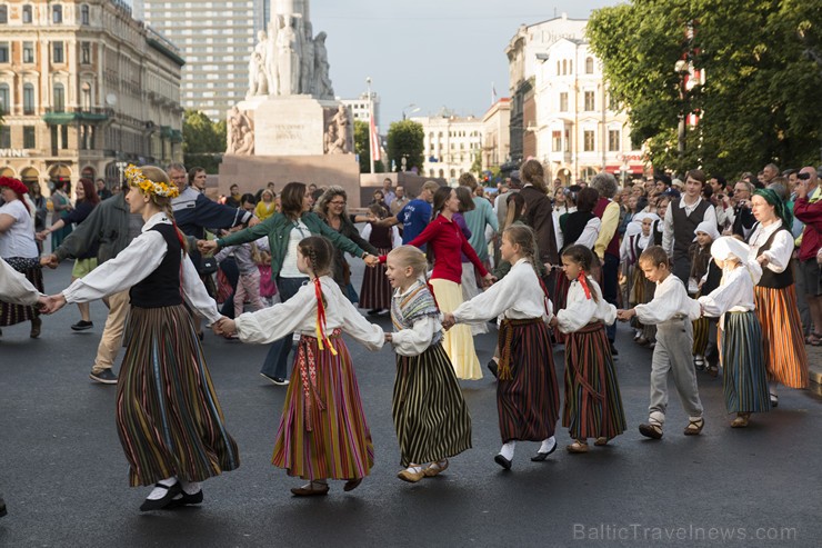 Starptautiskā folkloras festivāla «Baltica 2015» dančus izdejo pie Brīvības pieminekļa 155735