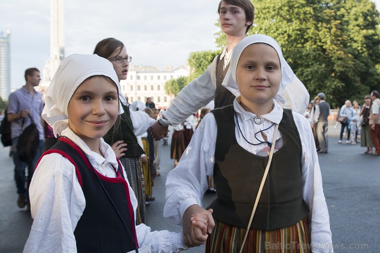 Starptautiskā folkloras festivāla «Baltica 2015» dančus izdejo pie Brīvības pieminekļa 155737