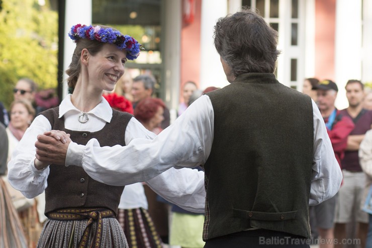 Starptautiskā folkloras festivāla «Baltica 2015» dančus izdejo pie Brīvības pieminekļa 155738