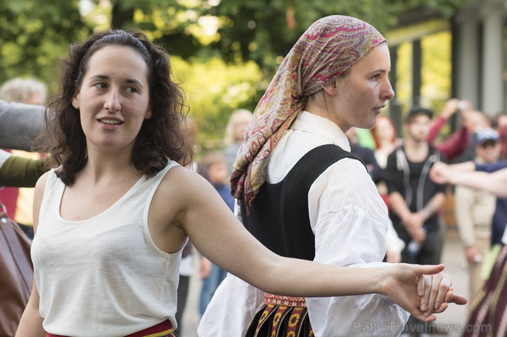 Starptautiskā folkloras festivāla «Baltica 2015» dančus izdejo pie Brīvības pieminekļa 155740