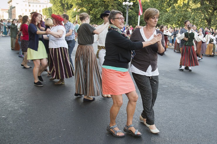 Starptautiskā folkloras festivāla «Baltica 2015» dančus izdejo pie Brīvības pieminekļa 155742