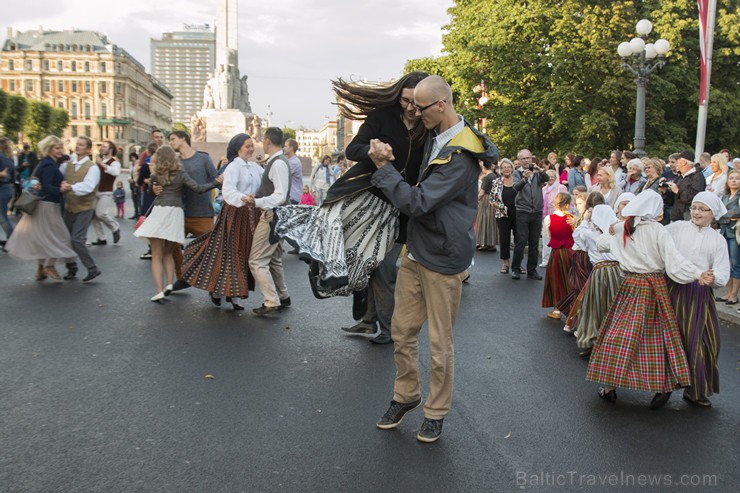 Starptautiskā folkloras festivāla «Baltica 2015» dančus izdejo pie Brīvības pieminekļa 155743