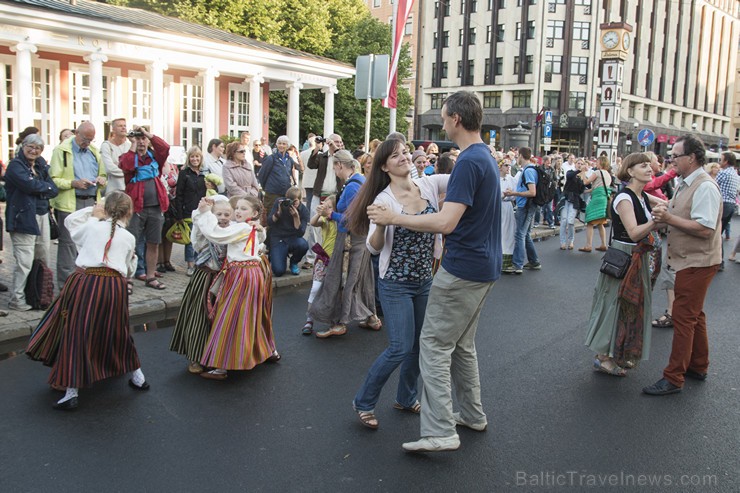 Starptautiskā folkloras festivāla «Baltica 2015» dančus izdejo pie Brīvības pieminekļa 155744