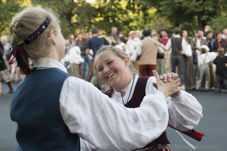 Starptautiskā folkloras festivāla «Baltica 2015» ietvaros ikvienam apmeklētajam bija iespēja izdejot dančus pie Brīvības pieminekļa 155746