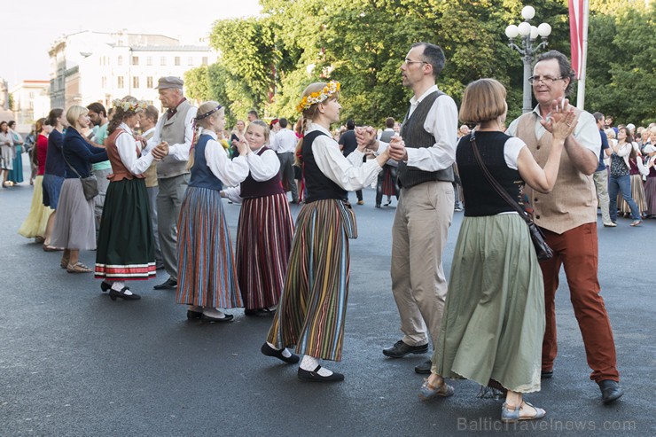 Starptautiskā folkloras festivāla «Baltica 2015» dančus izdejo pie Brīvības pieminekļa 155747