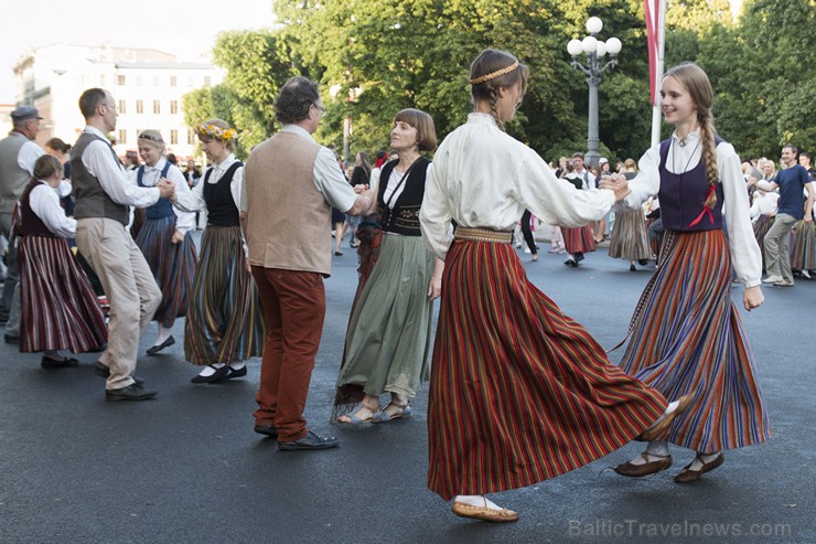 Starptautiskā folkloras festivāla «Baltica 2015» dančus izdejo pie Brīvības pieminekļa 155748