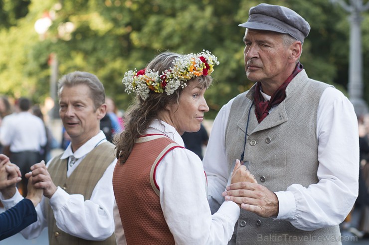Starptautiskā folkloras festivāla «Baltica 2015» dančus izdejo pie Brīvības pieminekļa 155749