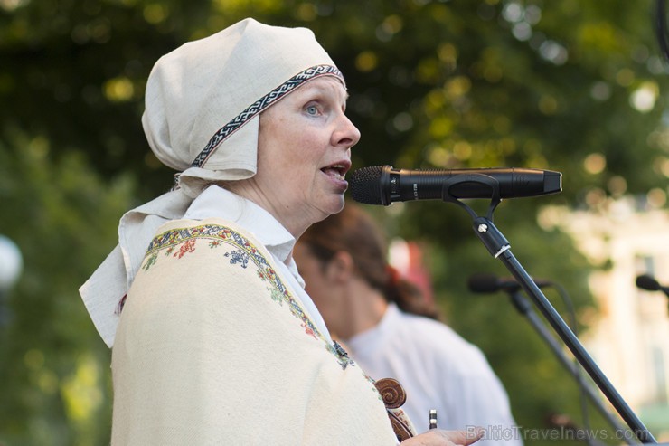 Starptautiskā folkloras festivāla «Baltica 2015» dančus izdejo pie Brīvības pieminekļa 155750