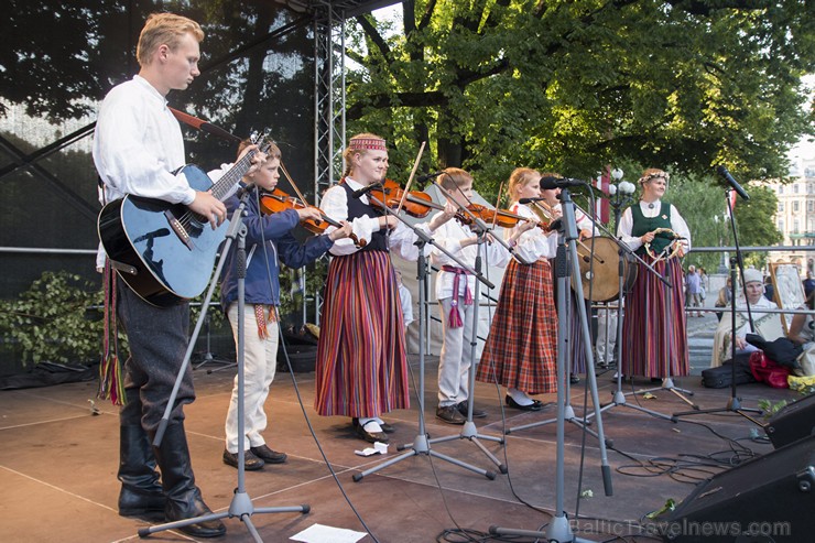 Starptautiskā folkloras festivāla «Baltica 2015» dančus izdejo pie Brīvības pieminekļa 155752