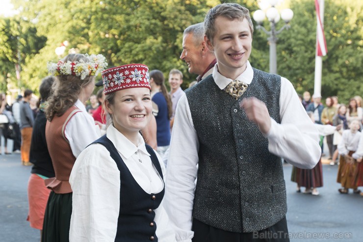 Starptautiskā folkloras festivāla «Baltica 2015» dančus izdejo pie Brīvības pieminekļa 155755