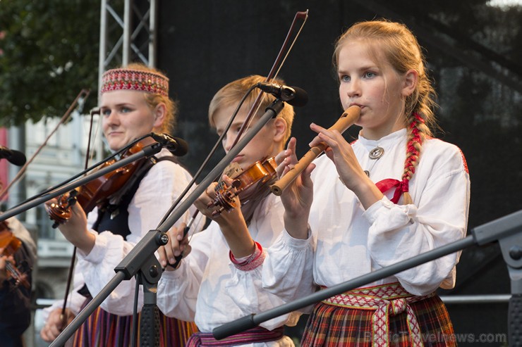 Starptautiskā folkloras festivāla «Baltica 2015» dančus izdejo pie Brīvības pieminekļa 155756