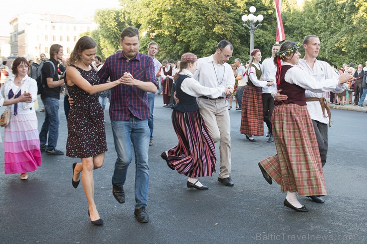 Starptautiskā folkloras festivāla «Baltica 2015» dančus izdejo pie Brīvības pieminekļa 155758