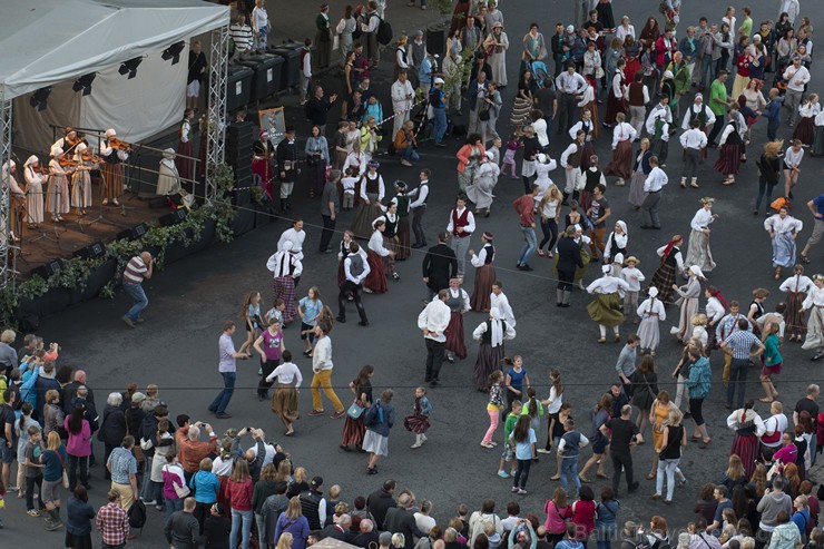 Starptautiskā folkloras festivāla «Baltica 2015» dančus izdejo pie Brīvības pieminekļa 155762