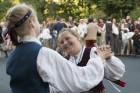 Starptautiskā folkloras festivāla «Baltica 2015» ietvaros ikvienam apmeklētajam bija iespēja izdejot dančus pie Brīvības pieminekļa 1