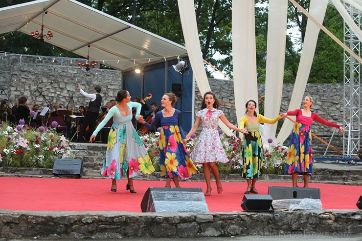Pirmais Operetes festivāls veiksmīgi sapulcējis pilnus skatītāju solus un tas nepaliek bez atzinīgām apmeklētāju ovācijām. Pirmais Operetes festivāls veiksmīgi sapulcējis pilnus skatītāju solus un tas nepaliek bez atzinīgām apmeklētāju ovācijām. 156042