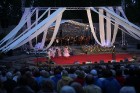 Pirmais Operetes festivāls veiksmīgi sapulcējis pilnus skatītāju solus un tas nepaliek bez atzinīgām apmeklētāju ovācijām. 33