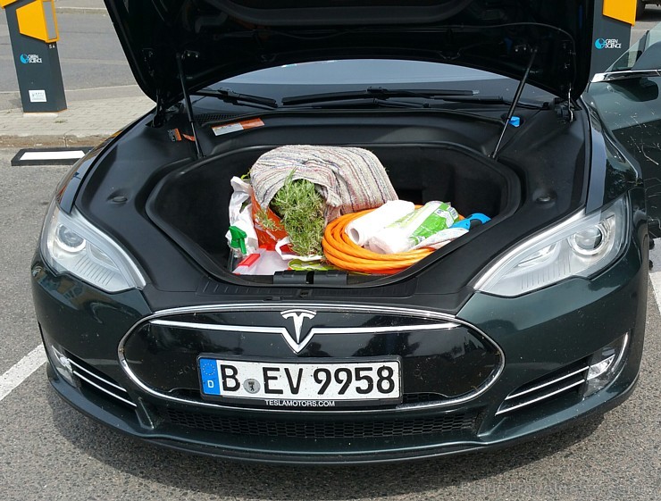 Tā kā Tesla Model S elektromotors atrodas uz ass, tad ierastā motora telpa ir brīva bagāžai un tā ir ļoti laba buferzona avārijas gadījumā Tā kā Tesla Model S elektromotors atrodas uz ass, tad ierastā motora telpa ir brīva bagāžai un tā ir ļoti laba buferzona avārijas gadījumā 156083