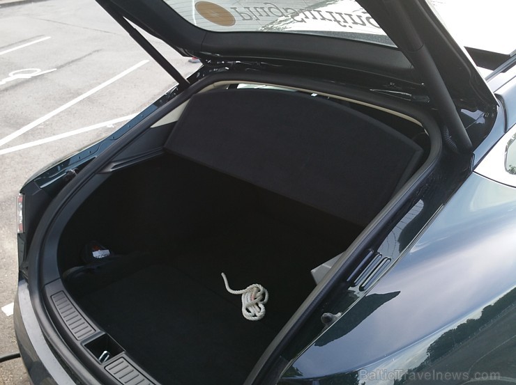 Arī aizmugures Tesla Model S bagāžnieks piedāvā daudz vietas ceļojumu mantām 156084