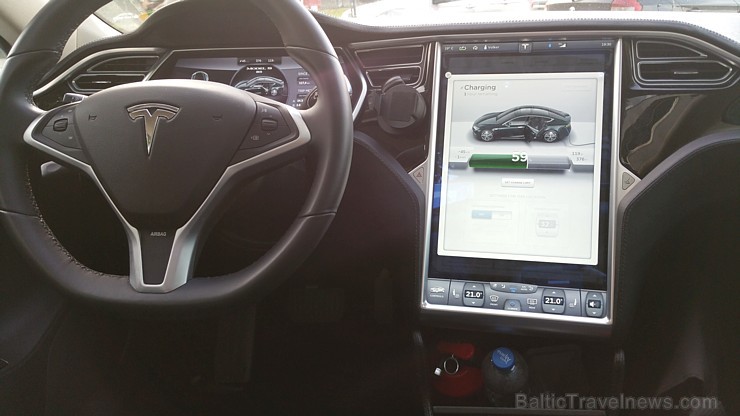 Gandrīz katrs Tesla Model S īpašnieks atzīmēs lielā ekrāna priekšrocības 156085