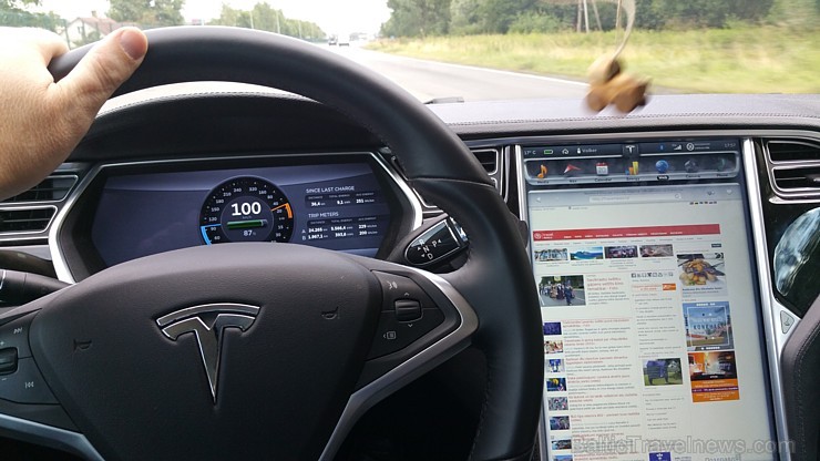 Uz Tesla Model S ekrāna viegli komunicēt ar Travelnews.lv 156096